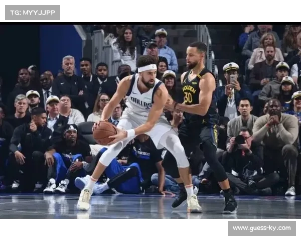 库里战靴致敬克莱冠军情怀四冠字样兄弟情谊深厚