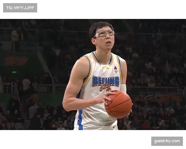 广东对阵辽宁G2突发状况：周琦争抢篮板后倒地，被搀扶离场